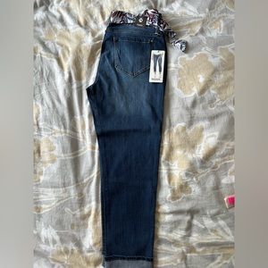 BNWT Kensie cropped jeans. Mid-rise.        Smoke free, dog friendly home.